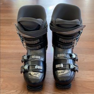 Women’s gray ski boots 275 mm